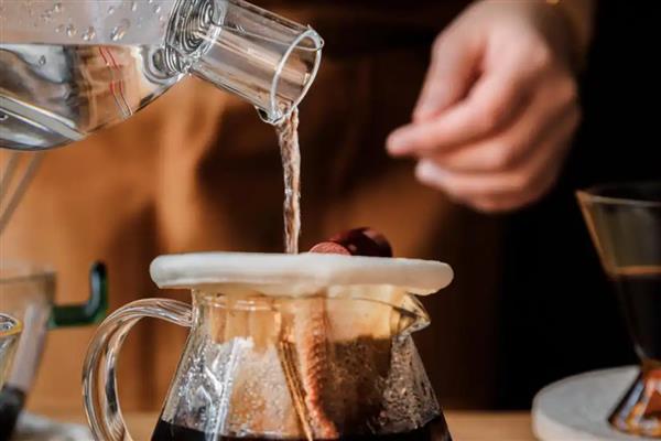 红茶的泡法，可以用纯净水或泉水来冲泡