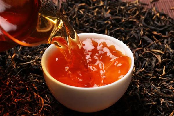 红茶的泡法，可以用纯净水或泉水来冲泡