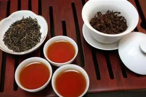 红茶的泡法，可以用纯净水或泉水来冲泡