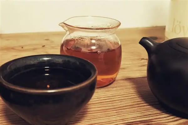 红茶的泡法，可以用纯净水或泉水来冲泡