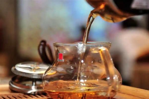 红茶的泡法，可以用纯净水或泉水来冲泡
