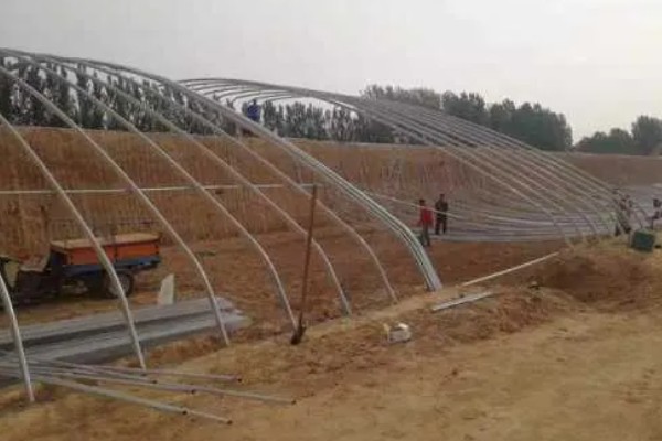 养殖大棚怎么搭建,主体结构使用热浸镀锌钢管