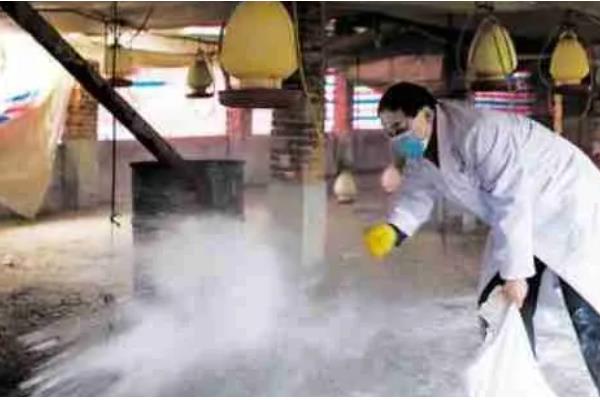 鸡舍熏蒸消毒的注意事项，在消毒的时候要将鸡舍密封