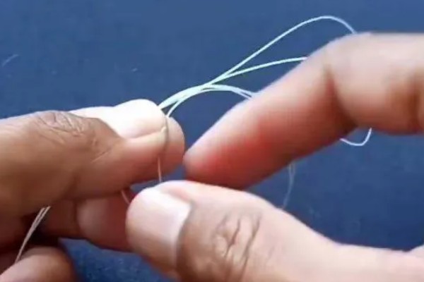 钓鱼绑钩方法,按以下3个步骤进行