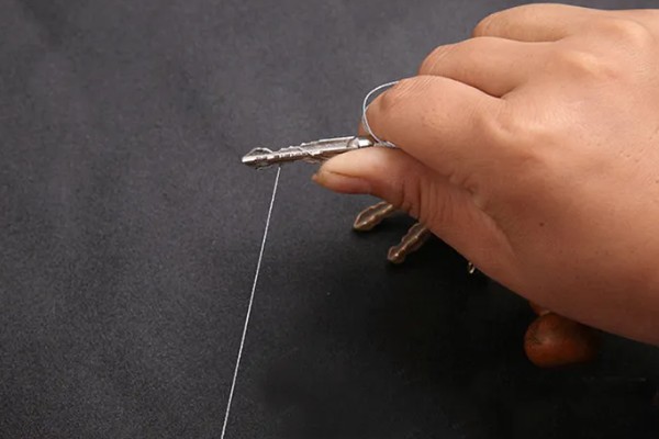 钓鱼绑钩方法,按以下3个步骤进行