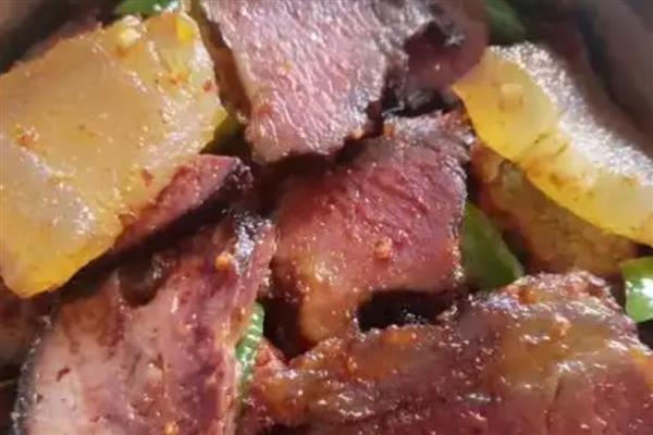 湖南湘西州古丈县的特产,糯米腌酸鱼是待客的上乘佳肴