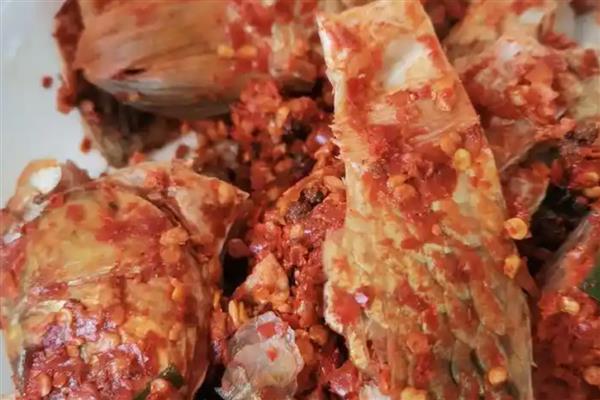 湖南湘西州古丈县的特产,糯米腌酸鱼是待客的上乘佳肴