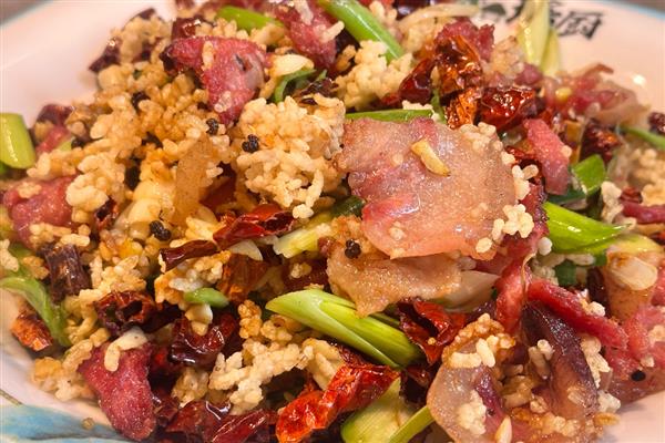 湖南湘西州古丈县的特产,糯米腌酸鱼是待客的上乘佳肴