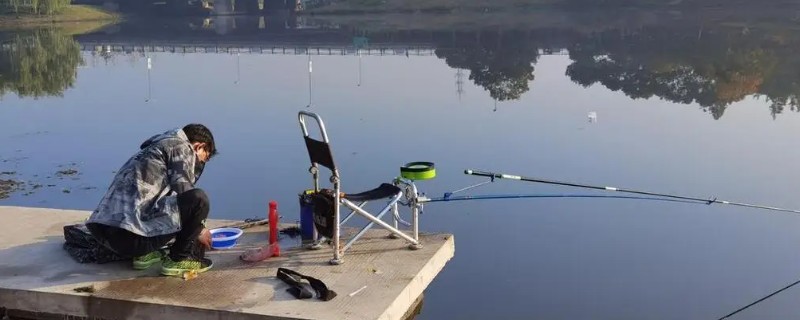 钓草鱼用玉米怎么挂钩，穿过钩尖左右旋转一下