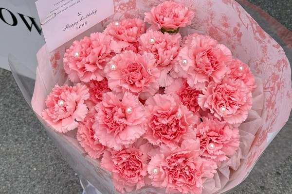 10支康乃馨的花语，花语是十全十美