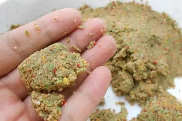 钓鲢鳙是草莓味还是酸臭味好,取决于鱼情、水情、季节等