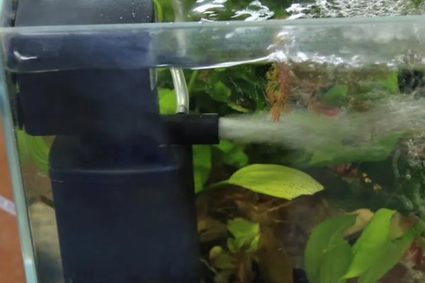 怎样使潜水泵变增氧泵,在出水口处安装一个壳型铁板