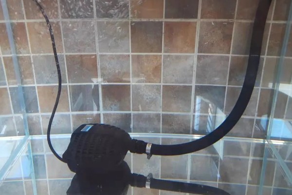 怎样使潜水泵变增氧泵,在出水口处安装一个壳型铁板