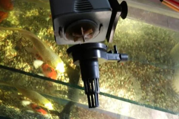 怎样使潜水泵变增氧泵,在出水口处安装一个壳型铁板