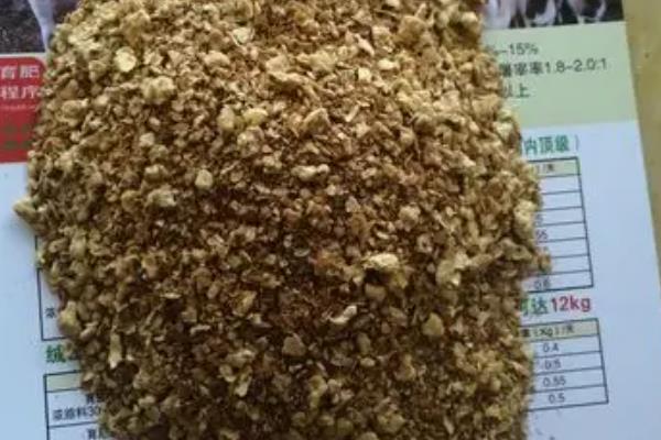 羊的饲料怎么配制，用玉米粉、鱼粉等饲料去搭配
