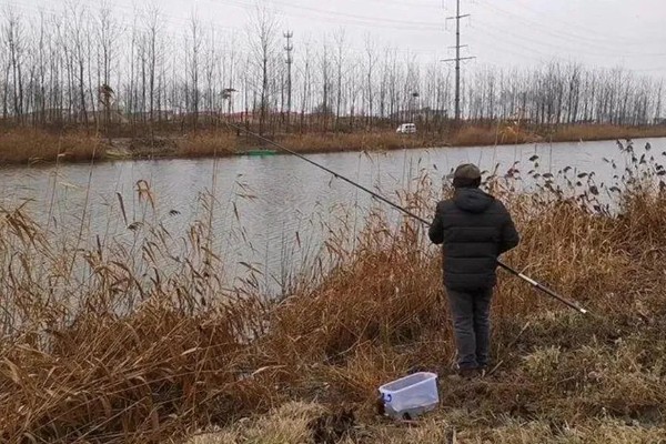 大风天气的钓鱼方法，要在避风或背风位置垂钓