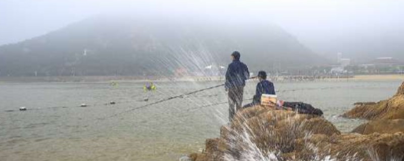 浮钓鲈鱼的深度，保持在1-1.5米