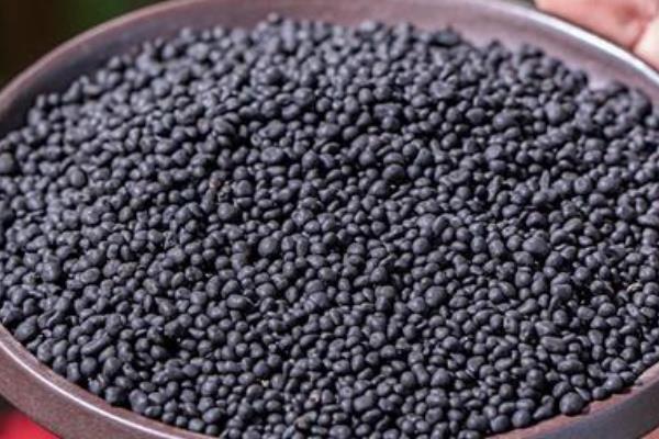 生物有机肥和化肥的区别,前者养分齐全、后者只有一种或几种营养