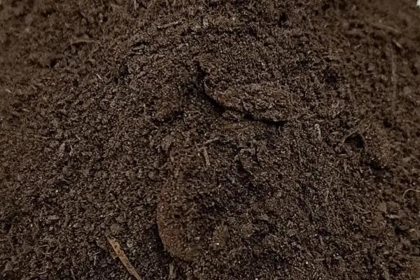 生物有机肥和化肥的区别,前者养分齐全、后者只有一种或几种营养