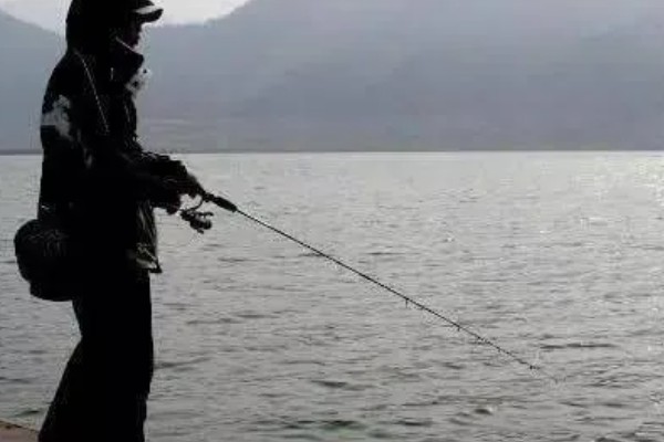 浮钓鲈鱼的深度,保持在1-1.5米