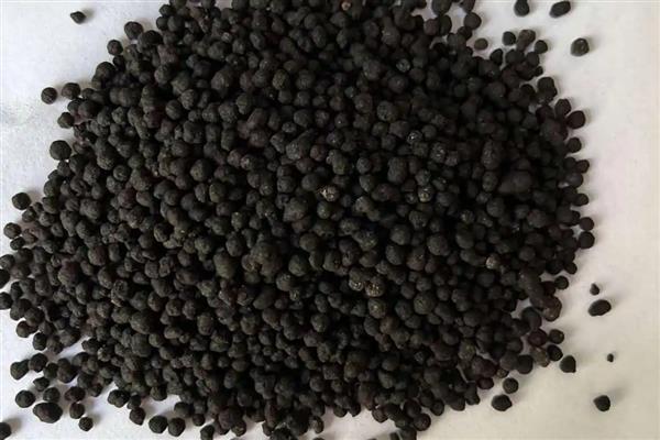 黑色颗粒花肥的用法，埋在远离根部的地方