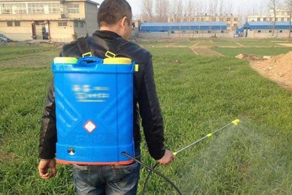 草铵膦怎么使用，兑水喷雾根据防治对象决定用量