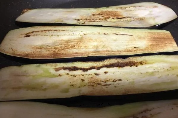 茄子心发黄褐色的原因，是茄子老化所致